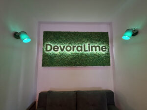DevoraLime irodai dekor - világítós logóval