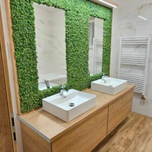 Magánlakás fürdőszoba - tartósított zöldfal