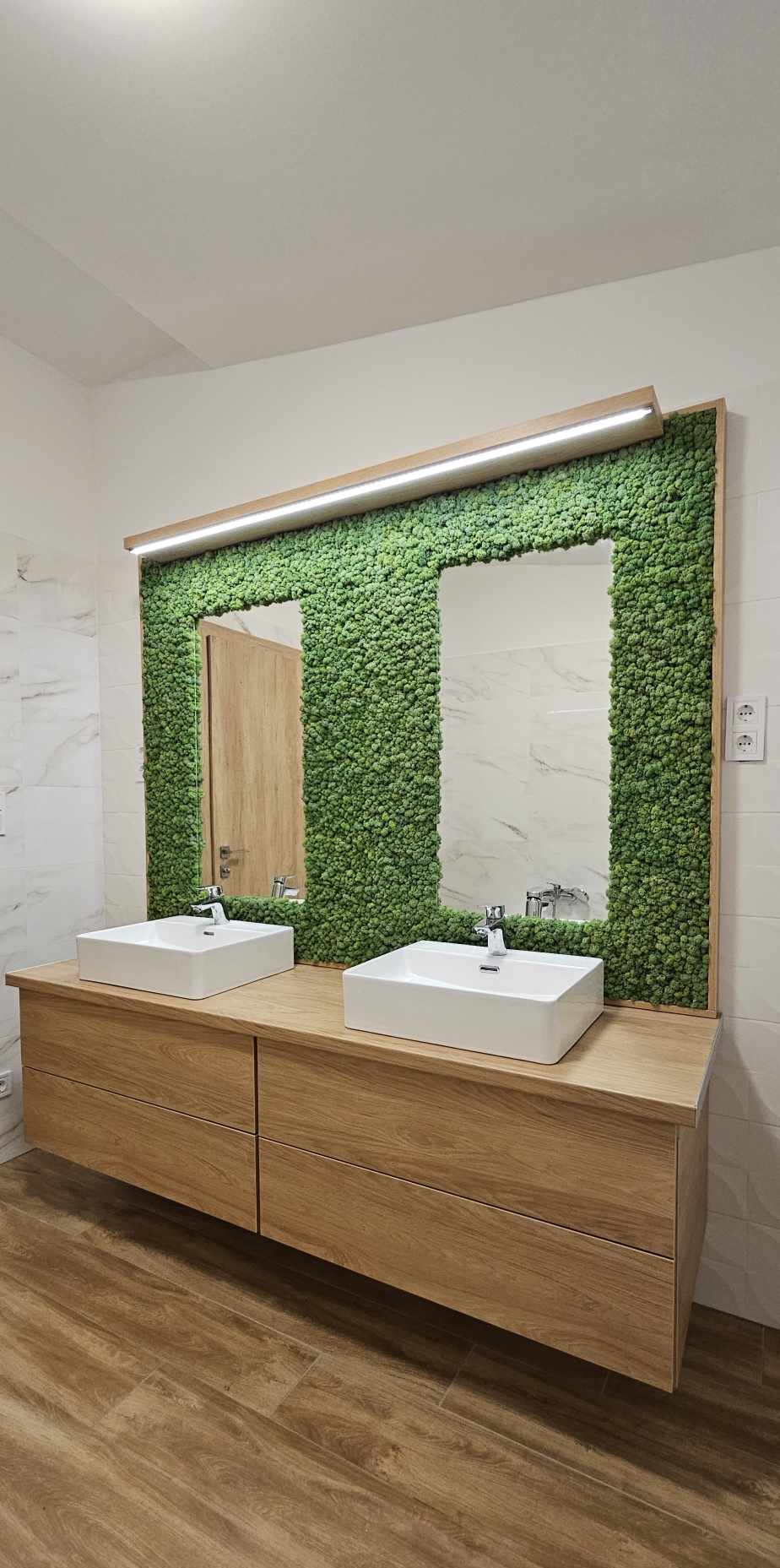 Magánlakás fürdőszoba - tartósított zöldfal